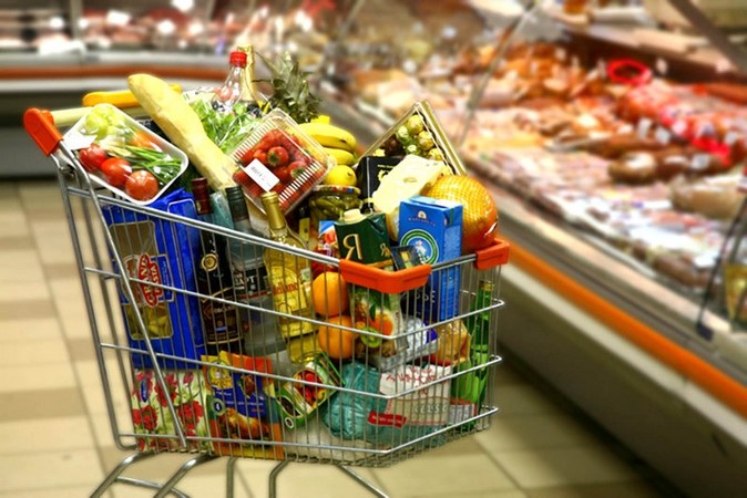 Споживчий кошик: що їдять українці в 2019 році і скільки їм це коштуєУкраїнці стали вживати більше овочів та фруктів, незважаючи на зростання  вартості цих категорій продуктів.