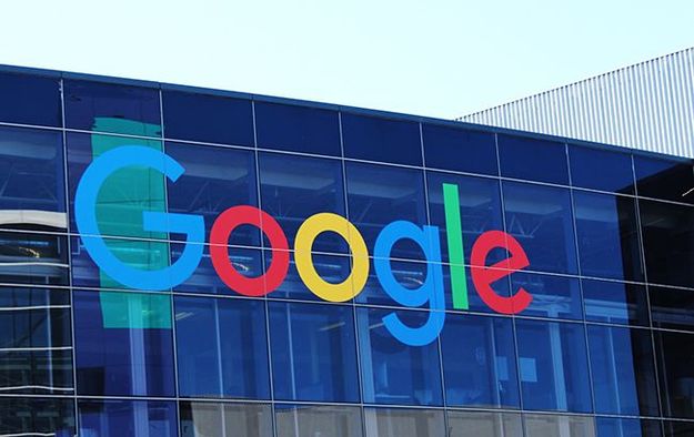 ЄК 20 березня наклала штраф у 1,49 млрд євро (1,60 млрд доларів) на корпорацію Google за порушення європейських норм щодо конкуренції при розміщенні реклами в інтернеті та її надання при пошуку в мережі.
