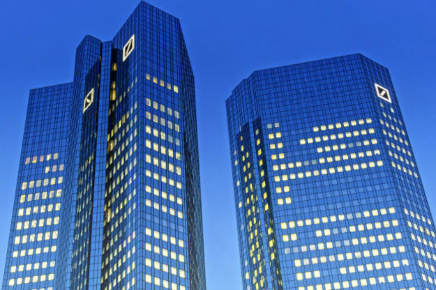 Французская группа компаний Societe Generale продолжает распродавать свои активы в странах Центрально-Восточной Европы, а Deutsche Bank и Commerzbank начали переговоры о слиянии.