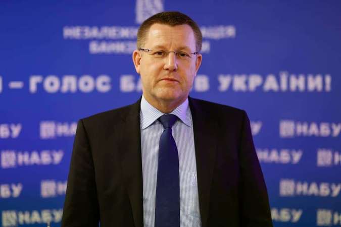 Глава правления Приватбанка Петр Крумханзл избран членом Совета Независимой ассоциации банков Украины — крупнейшей и самой влиятельной банковской ассоциации страны.