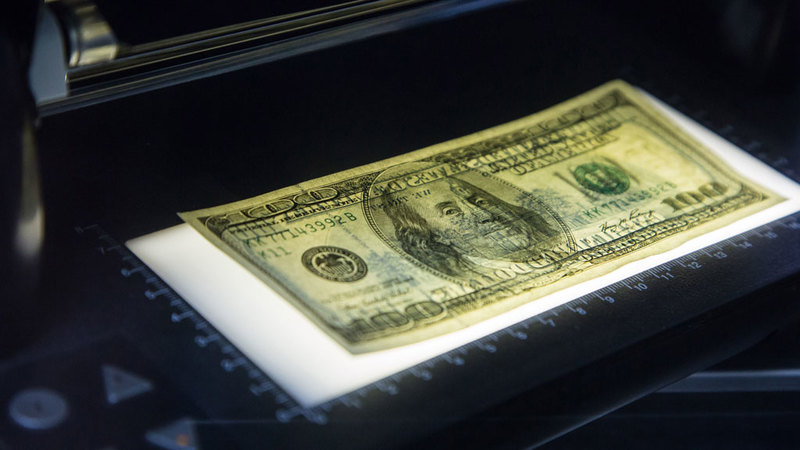 До закриття міжбанку американський долар подорожчав у купівлі на 1 копійку, в продажу — на 2 копійки.