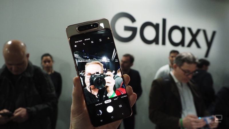 Компания Samsung представила новый смартфон Galaxy A80, главной особенностью которого стала тройная поворотная камера.