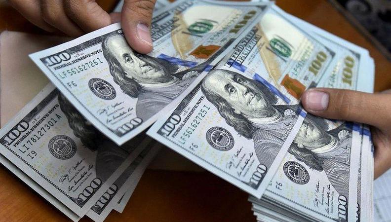 На закрытии межбанка американский доллар потерял в покупке 10 копеек, в продаже — 9 копеек.