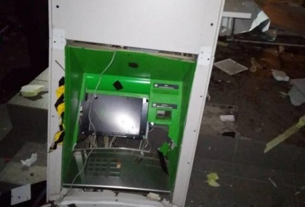 В селе Орловщина Днепропетровской области неизвестные подорвали банкомат и похитили деньги.