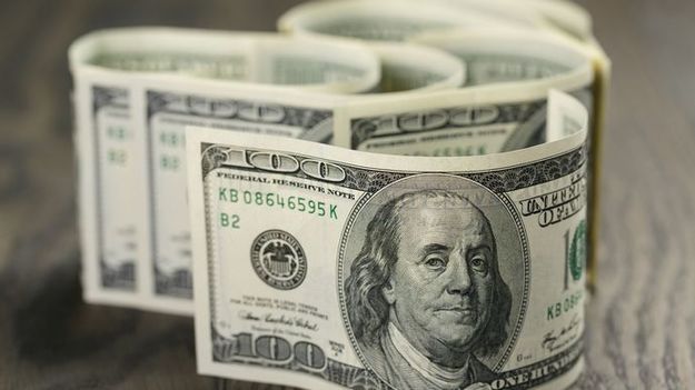 На открытии межбанка американский доллар подешевел на 8 копеек в покупке и на 7 копеек в продаже.
