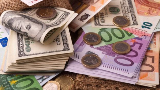 У квітні гривня зміцніла відносно долара на 2,3%, а відносно євро — на 3,1%.