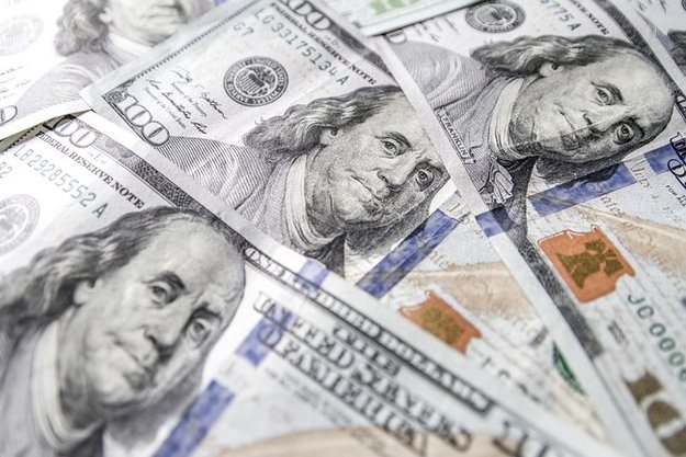 На закрытии межбанка американский доллар подешевел в покупке на 12 копеек, в продаже — 13 копеек.