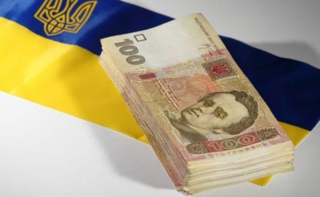 Средняя заработная плата штатного работника в Украине в марте 2019 года в долларовом эквиваленте почти достигла показателя марта 2013 года и составила 10 237 грн, или 385 долл.