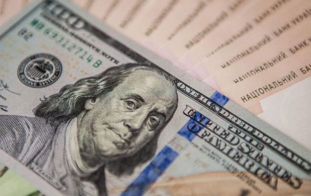 На закрытии межбанка американский доллар подешевел в покупке на 6 копеек, в продаже на 8 копеек.