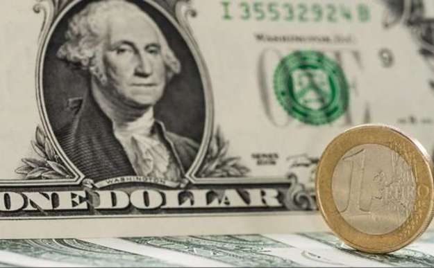 У п'ятницю долар продовжив падіння на валютному ринку.