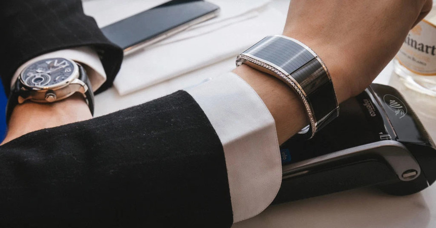 Швейцарская компания Armillion представила свой новый продукт: браслет для бесконтактной оплаты, который украшен 252 бриллиантами.