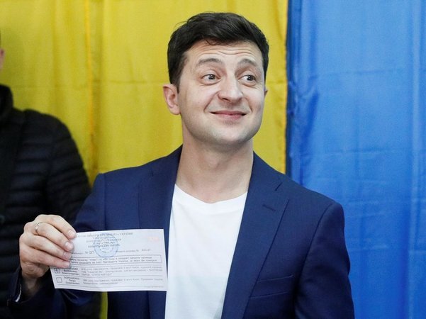 Новообраний президент України отримав покарання у вигляді штрафу в 850 гривень за демонстрацію свого заповненого бюлетеня на виборах 21 квітня.