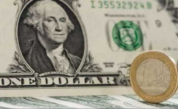 На открытии межбанка американский доллар подешевел в покупке и в продаже на 3 копейки.
