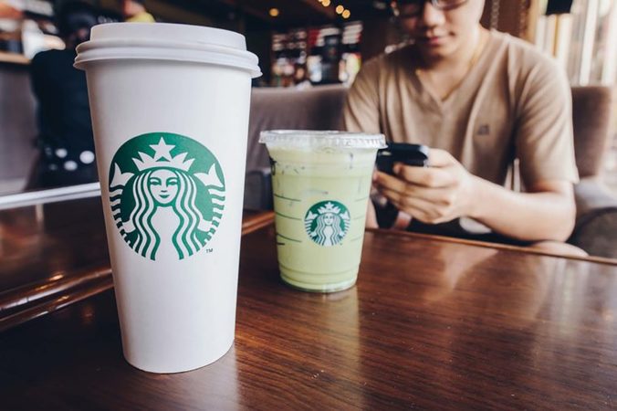 Мережа кав'ярень Starbucks надала своїм клієнтам в США можливість оплачувати замовлення криптовалютою.