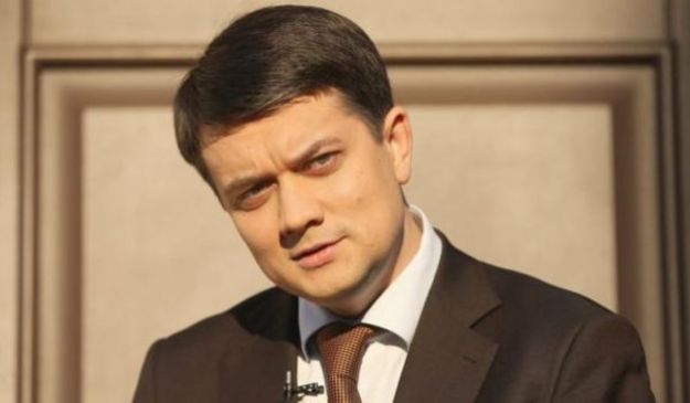 Новый глава президентской партии Слуга народа не поддерживает предложение олигарха Игоря Коломойского о дефолте.