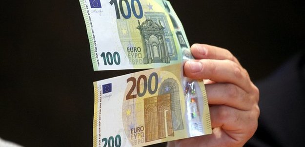 В странах еврозоны с 28 мая вводятся в обращение новые купюры номиналом 100 и 200 евро, сообщает DW.