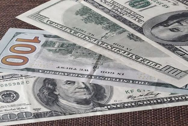 На открытии межбанка американский доллар в покупке потерял 1 копейку, в продаже - 2 копейки.