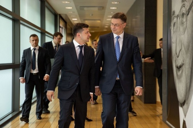 Президент Владимир Зеленский на встрече с вице-президентом Еврокомиссии Валдисом Домбровскисом заявил, что не планирует выступать на стороне бывших владельцев Приватбанка.