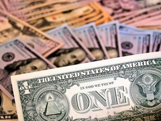 На открытии межбанка американский доллар в покупке подешевел на 5 копеек, в продаже — на 5 копеек.