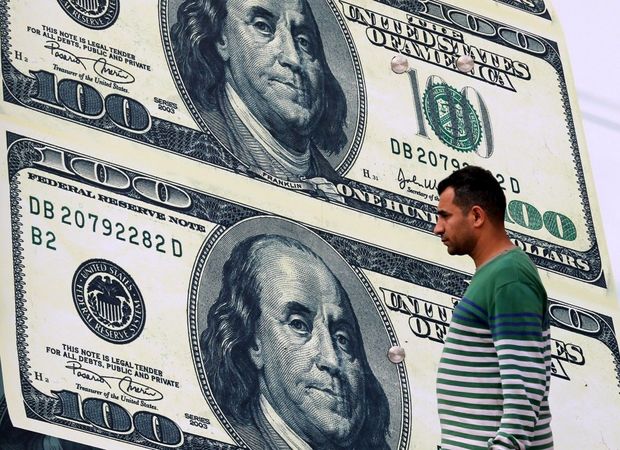 В банках доллар в покупке подешевел на 15 копеек, а в продаже на 20 копеек.