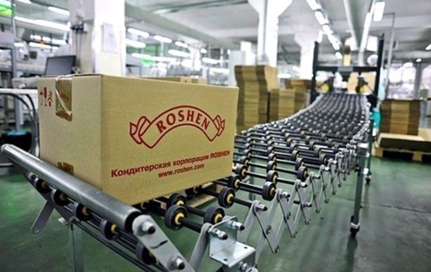 Кондитерская корпорация Roshen, принадлежащая бывшему президенту Петру Порошенко, сократила производство в Литве и уволила две трети сотрудников, пишет литовское издание Verslo zinios.