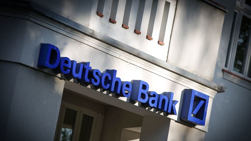 Немецкий Deutsche Bank AG готовит масштабную реорганизацию торговых операций, в том числе создание банка «плохих» активов, которому могут быть переданы активы на сумму до 50 млрд евро, пишет FinMarket.