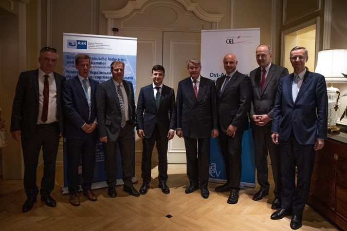 Президент Украины Владимир Зеленский во время встречи в Берлине с крупным и средним бизнесом Германии заявил о начале подготовки новой программы с МВФ в июле.