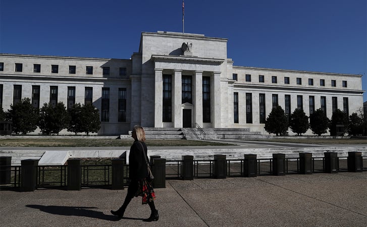 Федеральная резервная система США сохранила ключевую ставку на уровне 2,25–2,5% годовых.