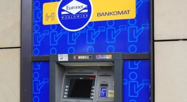 Компанія Ria та Приватбанк запустили новий сервіс, який дозволить мільйонам українців, що знаходяться на заробітках в Польщі, відправляти перекази додому через більше ніж 8000 банкоматів Euronet.
