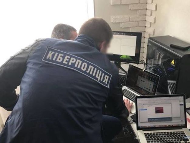 Сотрудники киберполиции задержали украинца, в доме которого была обнаружена «мастерская» со всем оборудованием для изготовления поддельных банковских карт.
