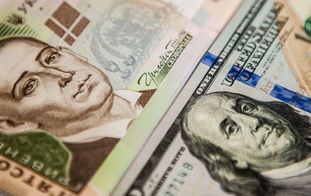 На закрытии межбанка американский доллар в покупке и в продаже подешевел на 5 копеек.