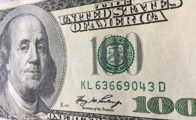 На закрытии межбанка американский доллар в покупке потерял 1 копейку, в продаже - 4 копейки.