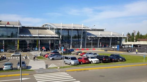 Аэропорт Жуляны изменил условия подъезда к терминалу и тарификацию на кратковременную стоянку.
