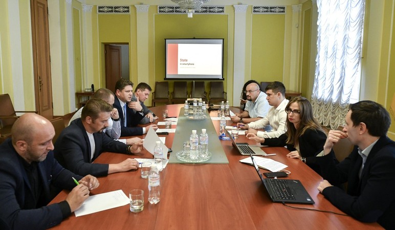 Советник президента Михаил Федоров предложил на встрече с представителями МВД, ДМС и Минюста ввести в Украине систему цифровой идентификации граждан.