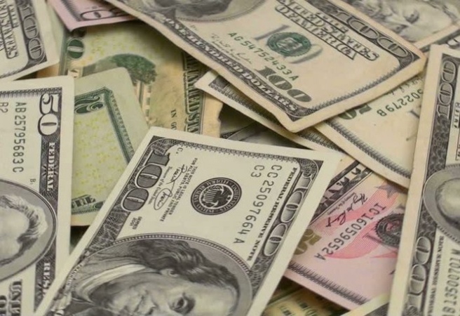 К закрытию межбанка американский доллар в покупке подешевел на 2 копейки, в продаже — на 3 копейки.