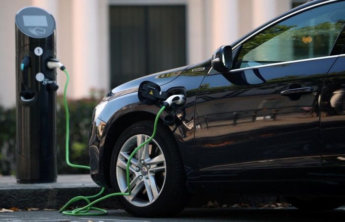 Верховная Рада приняла в целом законопроект, который вводит дорожные знаки для мест парковки и зарядки электромобилей, а также — зеленые номера для электрокаров.
