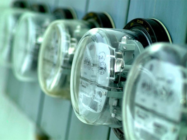 Національна комісія, що здійснює регулювання у сфері енергетики і комунальних послуг, знизила тариф держкомпанії «Укренерго» на 10% з 347,43 до 312,14 грн/МВт·год.