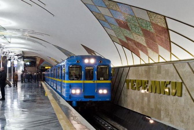 Киевский метрополитен постепенно выводит из оборота жетоны, заменяя их более современными способами оплаты проезда.