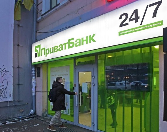 Агентство Fitch констатує, що 72% валових кредитів Приватбанку видані колишнім власникам банку Ігорю Коломойському та Геннадію Боголюбову, а також компаніям, які їм належать.