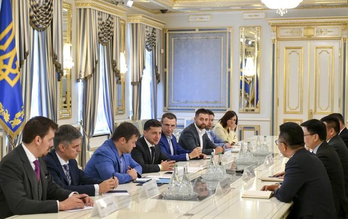 Представители Офиса президента провели встречу с китайскими инвесторами, которые готовы инвестировать в реализацию проектов в Украине 10 миллиардов долларов.