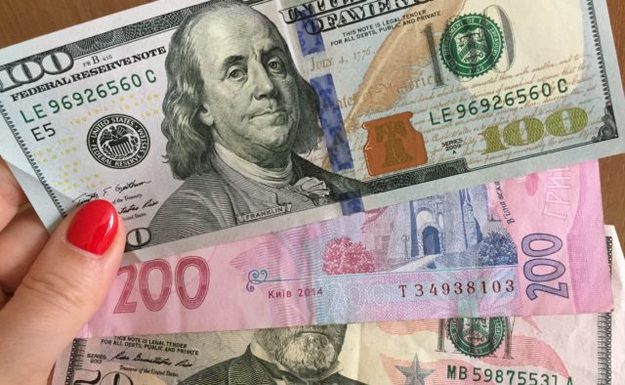 Поточного тижня очікується незначне зниження долара до гривні, готівковий долар в банках може торгуватися за 25,6/25,9 гривні.