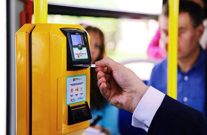В Киеве весь наземный муниципальный транспорт подключили к автоматизированной системе оплаты проезда через e-билет.