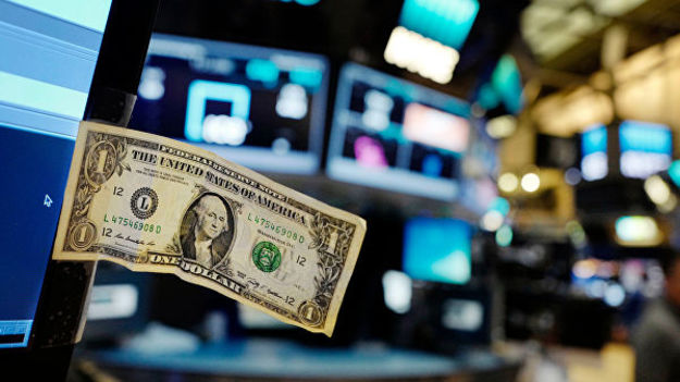 К открытию межбанка американский доллар в покупке и в продаже снизился на 13 копеек.