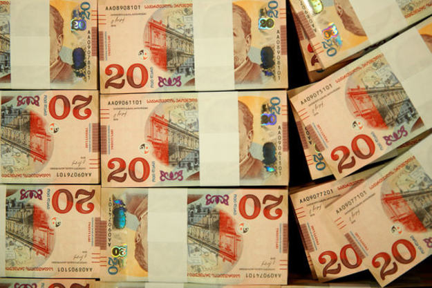 Обменный курс грузинской валюты лари достиг показателя, который может поставить под угрозу стабильность цен.