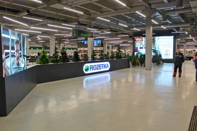 Онлайн-ритейлер Rozetka открыл в столице первую точку выдачи экспериментального формата, которая заработала 26 июля в ТЦ ХарьОк на улице Декабристов, 9Е, возле станции метро Харьковская.