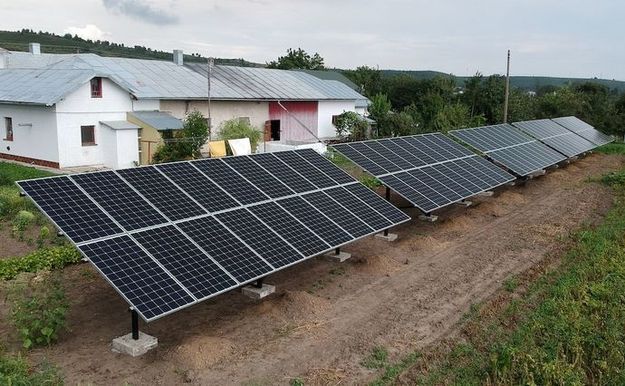 Президент Зеленский подписал закон №10357, который позволяет до 2030 года устанавливать домашние солнечные электростанции (СЭС) мощностью до 30 кВт на земельных участках и получать «зеленый» тариф на электроэнергию, отпущенную в энергосистему.