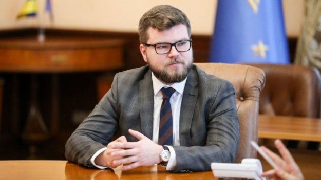 Зарплата керівника Укрзалізниці Євгена Кравцова у 2018 році складала 570 588 гривень на місяць.