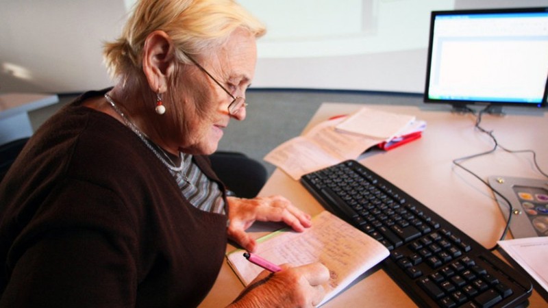 Процедура подачи документов для назначения пенсии онлайн занимает около 10-15 минут.