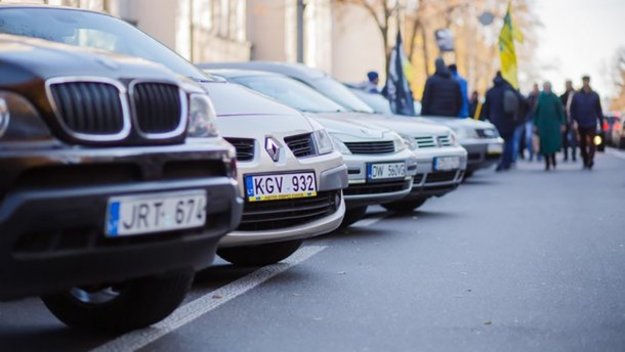 У законопроекті, ініційованому президентом Вадимиром Зеленським, передбачена відстрочка штрафів за несвоєчасне розмитнення автомобілів на єврономерах до кінця року.