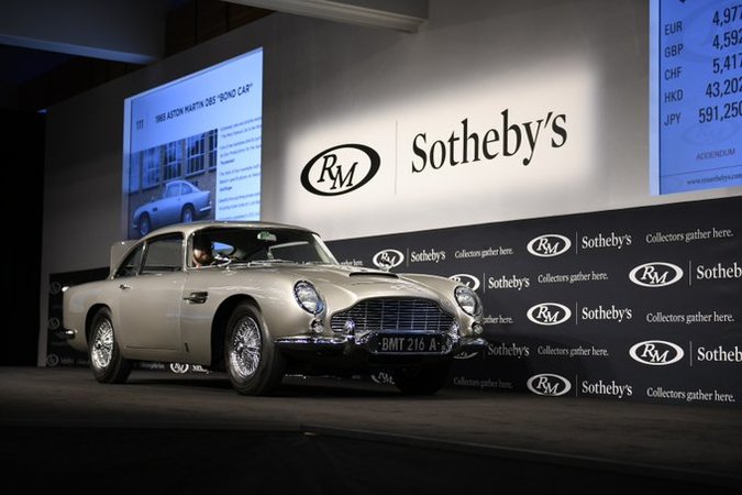 Один из четырех автомобилей Aston Martin, заказанных для фильмов о Джеймсе Бонде «Шаровая молния» и «Голдфингер», был продан в четверг на аукционе Sotheby's в Нью-Йорке за $ 6,4 млн.